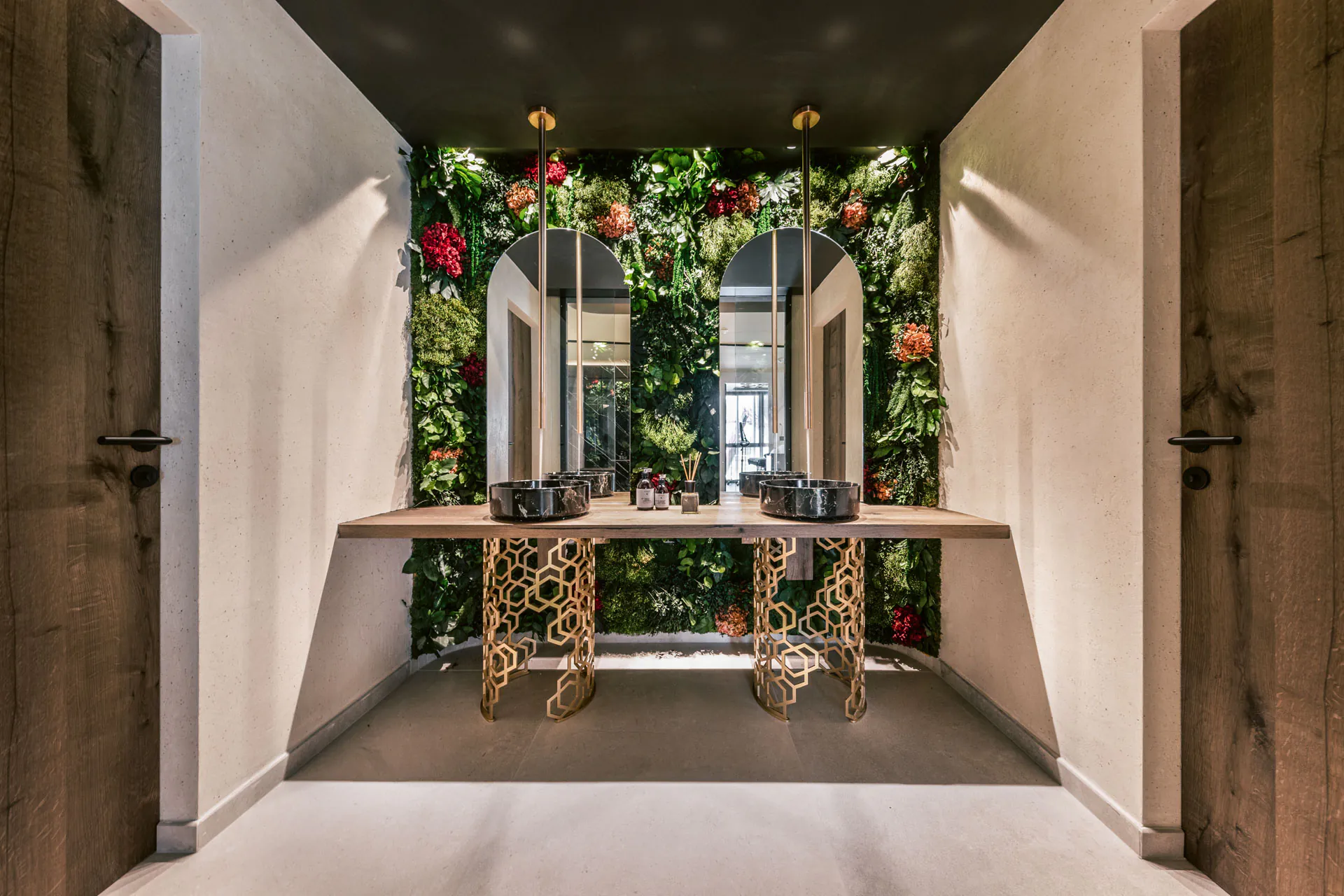 Hanging Garden Luxury Waschbereich Hotel — Deckenbegrünung von MOOSMOOS
